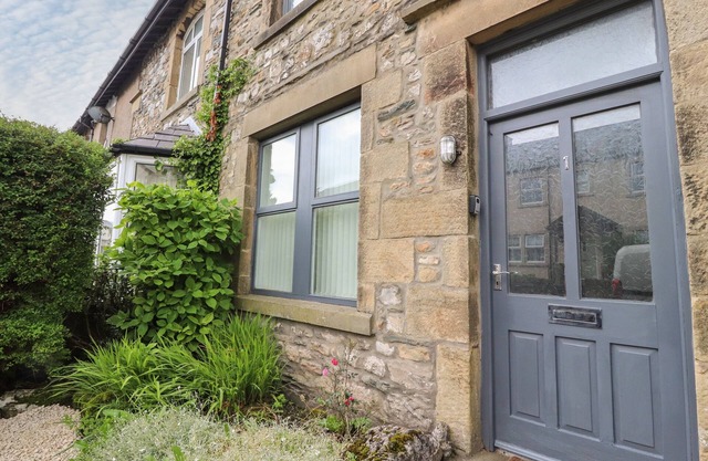 1 LYTHAM TERRACE, pet friendly, character holiday cottage in Ingleton