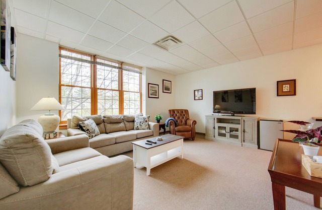 1 Mi to Allegheny River: Cozy Apt w/Shared Patio!