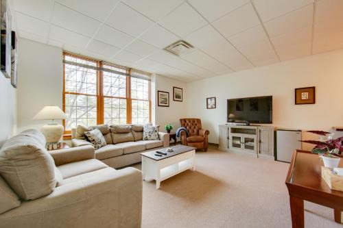 1 Mi to Allegheny River Cozy Apt with Shared Patio!