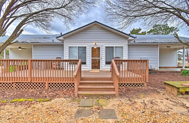 < 1 Mi to Downtown Lillington: Home w/Deck