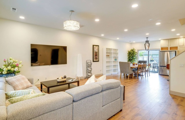 1 Mi to Downtown: New Albany Home w/Yard