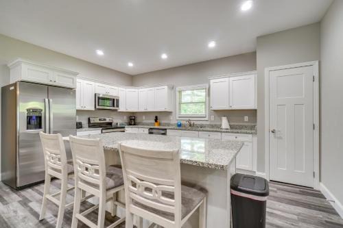 1 Mi to Dtwn Crossville Spacious Home with Patio!