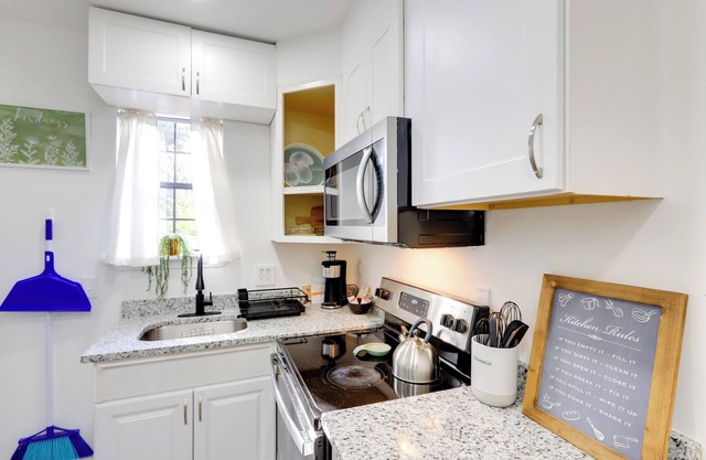 1 Mi to Dtwn Macon: Cozy Home w/Fenced Yard