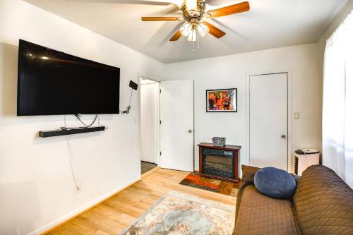 1 Mi to Dtwn Remote Work-Friendly Apt in Hampton!