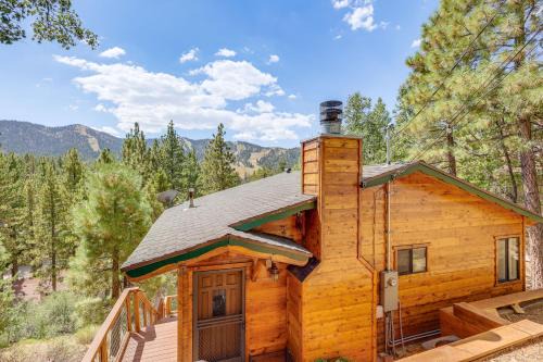1 Mi to Skiing Mtn-View Cabin in Big Bear Lake