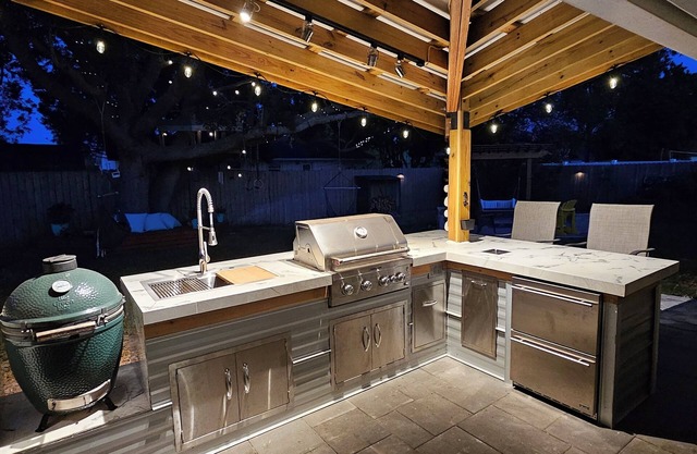 <1 mi. to the BEACH! 2bed/2ba with Office! Summer Kitchen/Patio/Firepit/Gym!