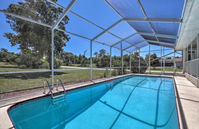 1 Mi to Weeki Wachee Home with Pool in Spring Hill
