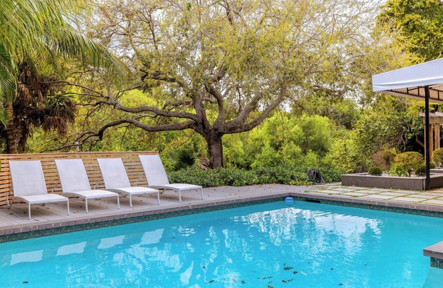 <1 Min WALK to Beach, Heated Pool, Modern Oasis, 5 bedroom, 8 beds, 4 bathrooms