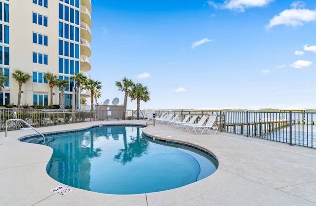 1 Min walk to beach | Sleeps 10 | Pool & Pier