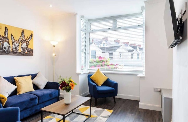 1-min walk to High St, 3-min to Mumbles beach