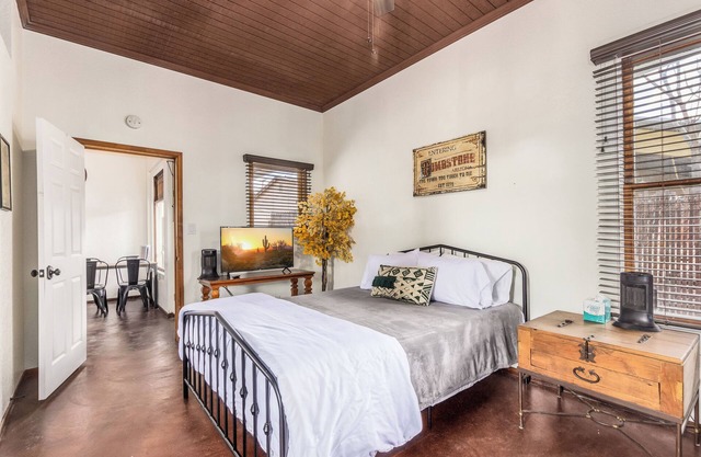 1 min walk to O.K. Corral & Allen St. Perfect for families & dog friendly.