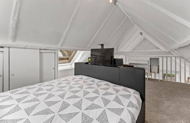 1 minute from the beach! Family friendly space with lots of natural light!