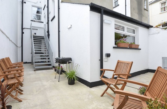 1 minute to the beach! Family-sized Apartment near the Marina