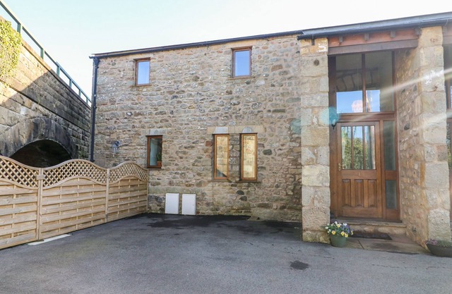 1 NETHERBECK BARN, pet friendly, with a garden in Carnforth