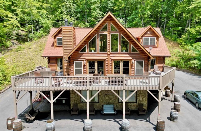#1 PRVT. BLACK-MT. LUX LOG ESTATE./HOT TUB/GAME RM/PETS/2 FIRE PL. 6/6.5