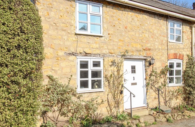 1 ROSE COTTAGE, pet friendly, with a garden in Shipton Gorge