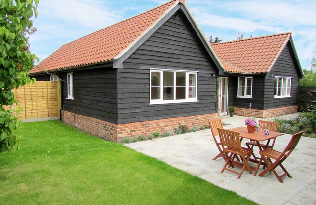 1 Suffolk Cottage - sleeps 4 guests in 2 bedrooms