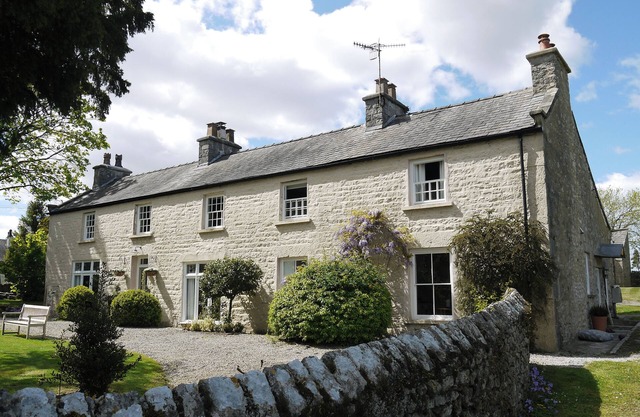 1 THE GREEN, pet friendly, country holiday cottage in Silverdale