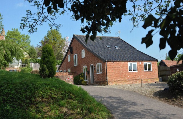 1 THE OLD COACH HOUSE, pet friendly, with open fire in Laxfield