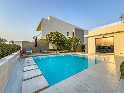 #1 Villa in Yas - Private Pool - Full Golf Course View - Amazing BBQ - 5 min from F1, Ferrari World, Yas Mall, Warner Bros, Golf, etc