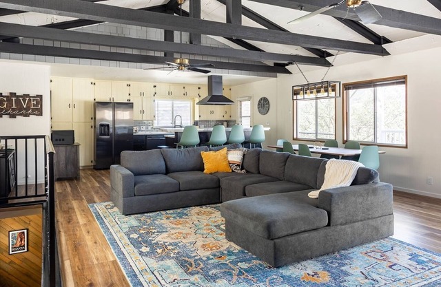 10 Mi Sequoia National Park Entrance, Deck w/View