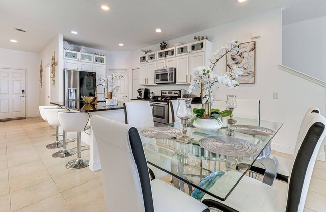 10 Mi to Disney - Lake-View Haven w/Pool Access!