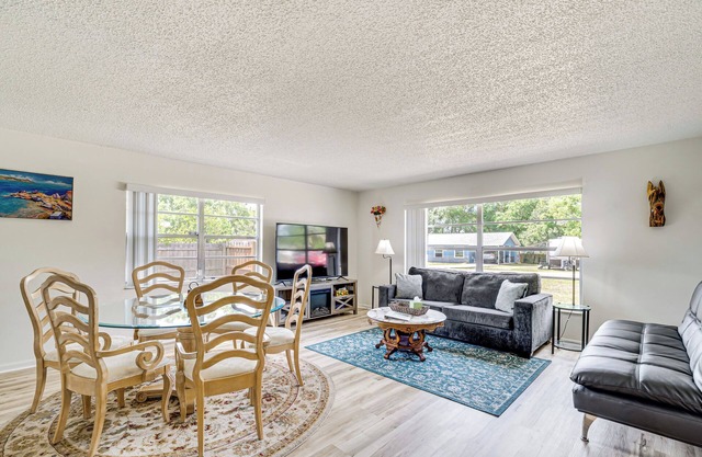 10 Mi to Dtwn Ocala: Dog-Friendly Home w/Fire Pit