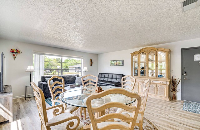 10 Mi to Dtwn Ocala: Dog-friendly Home w/Fire Pit