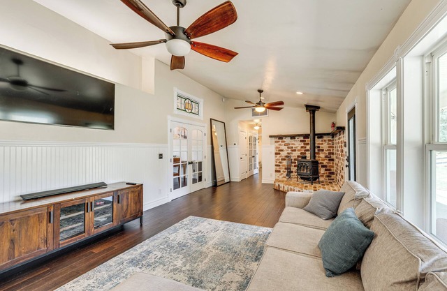 10 Mi to Folsom Lake: Tranquil Family Getaway