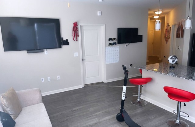 10 min away from airport.