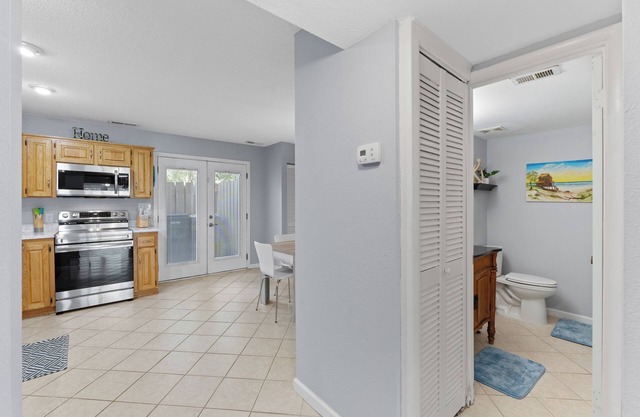 10 min away from beach 2-bedroom townhome in wonderful Pensacola with WiFi, AC