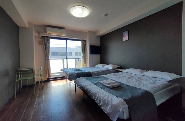 10 min. from JR Namba and Subway/Hanshin Sakuragawa Stn. 5 min. from JR Ashiwarabashi Stn. 4 min. from supermarket One room on one floor, max. 5 people, elevator available, convenient for Namba, Dotonbori, Shinsaibashi, USJ