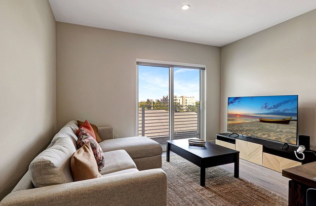 10 Min to Beach ~ King Bed ~ Smart TV