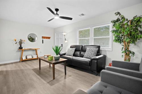 10 Min to Downtown - Desk - Fenced Yard - Wi-Fi