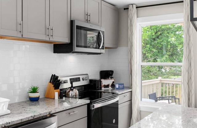 10 Min to Downtown-Modern in Magic City-Both Units