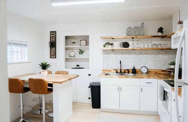 10 Min Walk to Lake + HOT TUB