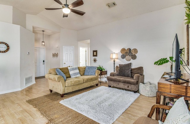 10 mins to Five Flags Speedway, Fenced Backyard