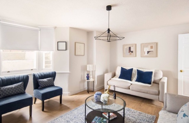 10 Mins Walk to The Oval | The Kennington Retreat