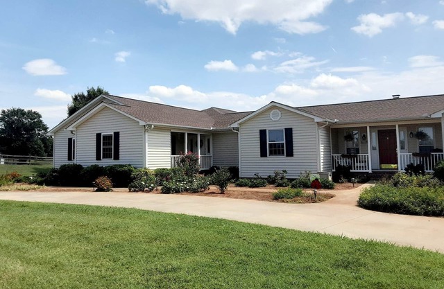 10 Minutes from I-26, perfect stop with lg yard and pool (in season)