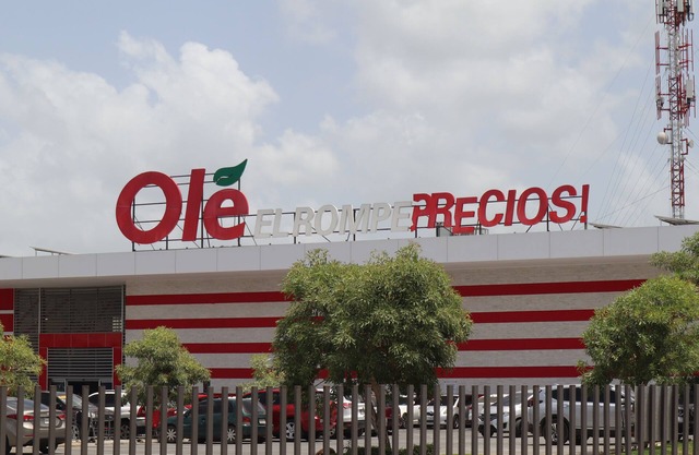 10 minutes from the beach and the airport, family-sized condo