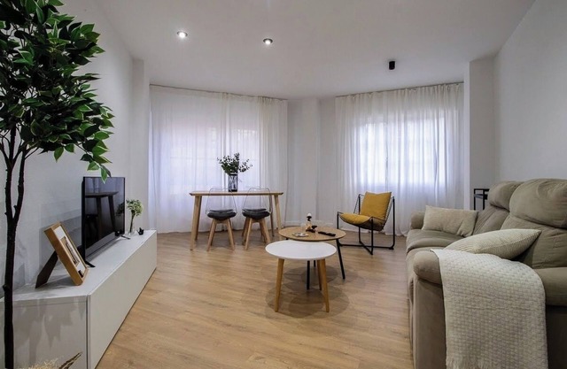 10 minutes from the beach! 10 minutes walk to the center.bright and quiet.