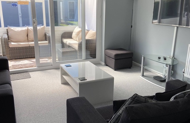 10 minutes to the euro tunnel. Lovely 1 bedroom annexe, sleeps 4, pet friendly