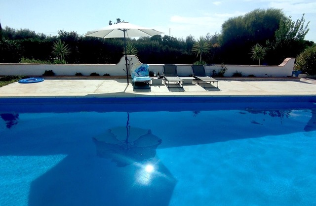 10-person Country House, Large Swimming Pool Ready for Use. Shops 10 Mins Drive
