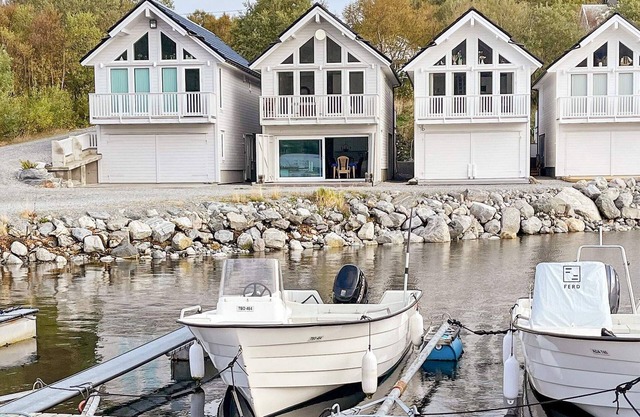 10 person holiday home in Brattvåg
