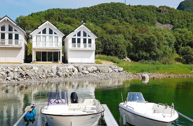 10 person holiday home in Brattvåg