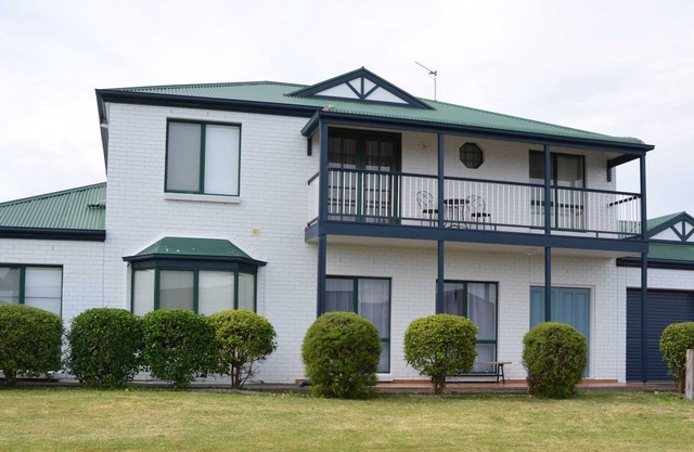 10 Rupara - Linen Included