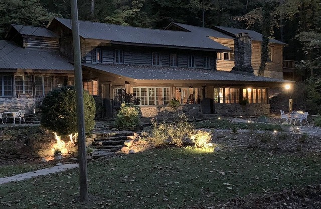 100 Year Old Cabin on the Chestatee River, wineries, tubing, fishing and more