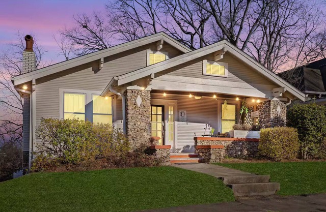 100 Year Old Southern Charmer ~HOT TUB~ Great Local