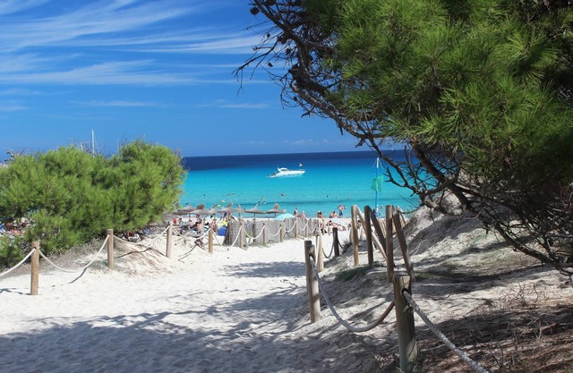 100m to the sea, pool, 2 bedrooms, 2 bathrooms, great views, 19sqm terrace, air conditioning, WLAN