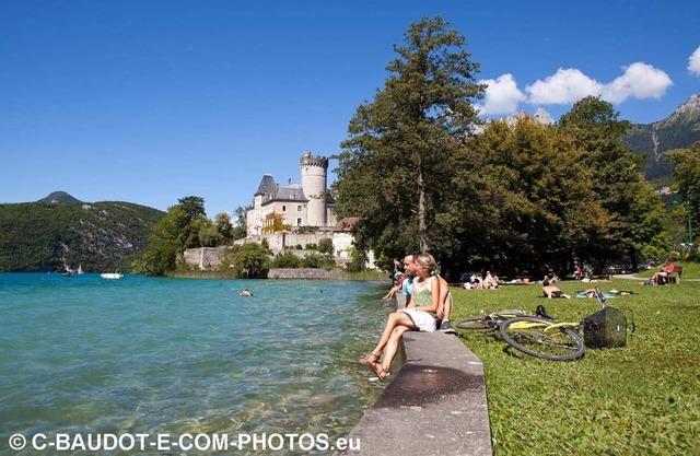 100m2 house 130m from Lake Annecy. Large sunny terraces.